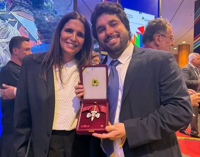 Malu Mader com o filho Antonio Mader Bellotto recebendo a Ordem por Tony Bellotto