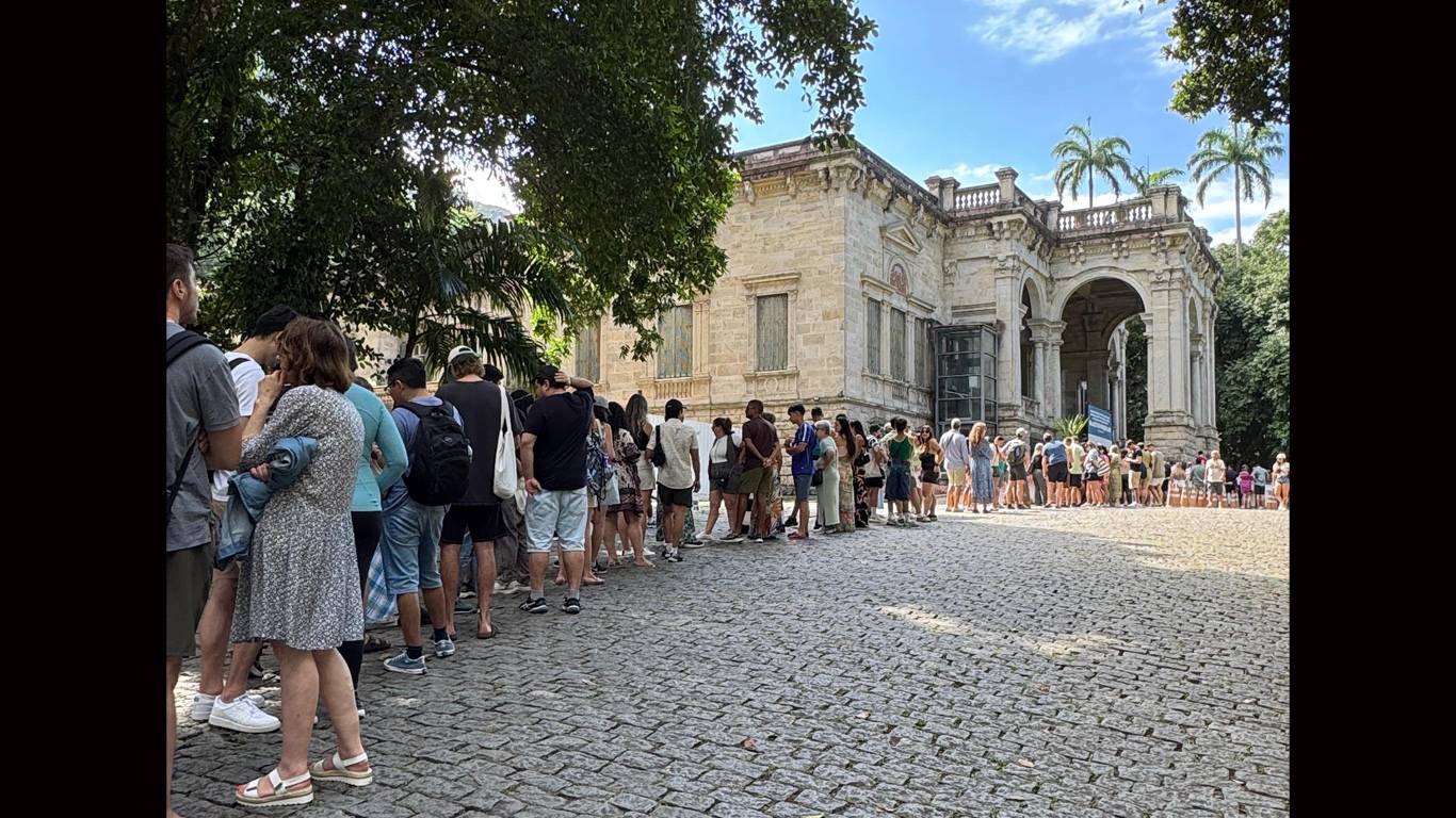 Excesso de turistas atrapalha a mais importante escola de arte do Rio