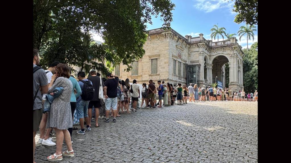 Excesso de turistas atrapalha a mais importante escola de arte do Rio