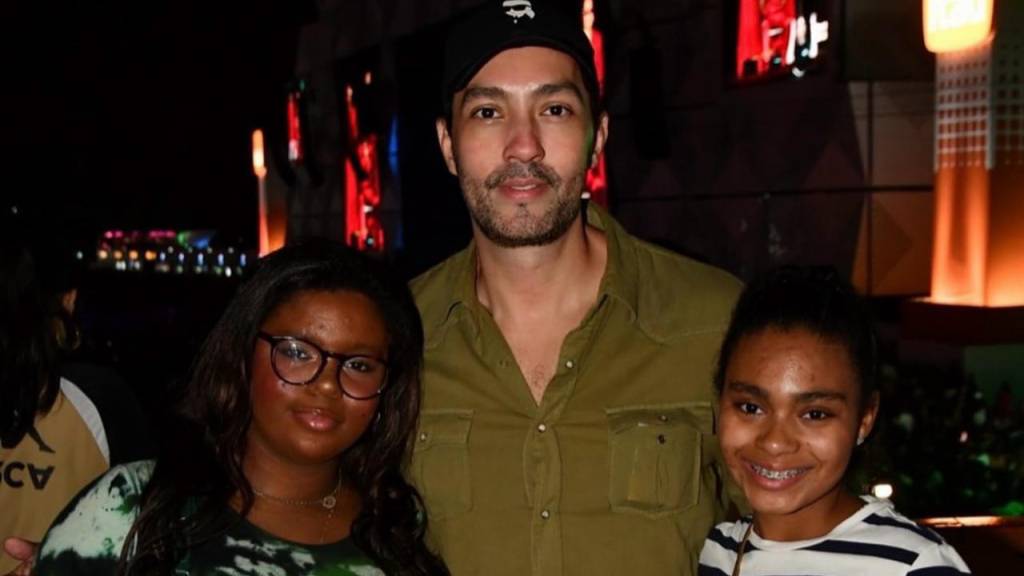 Tutor tenta dar às filhas de Glória Maria o gênero de vida da mãe