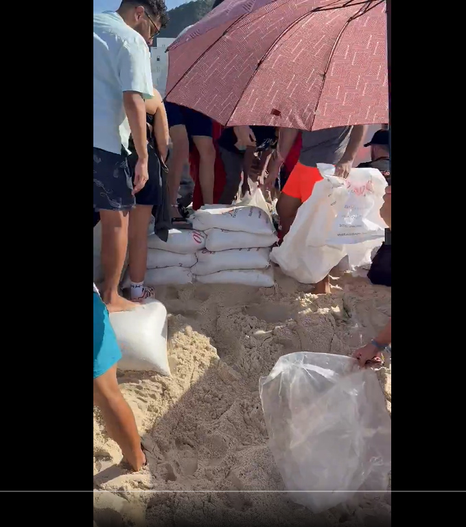 Fãs de Lady Gaga constroem muro com sacos de areia pra poder enxergar