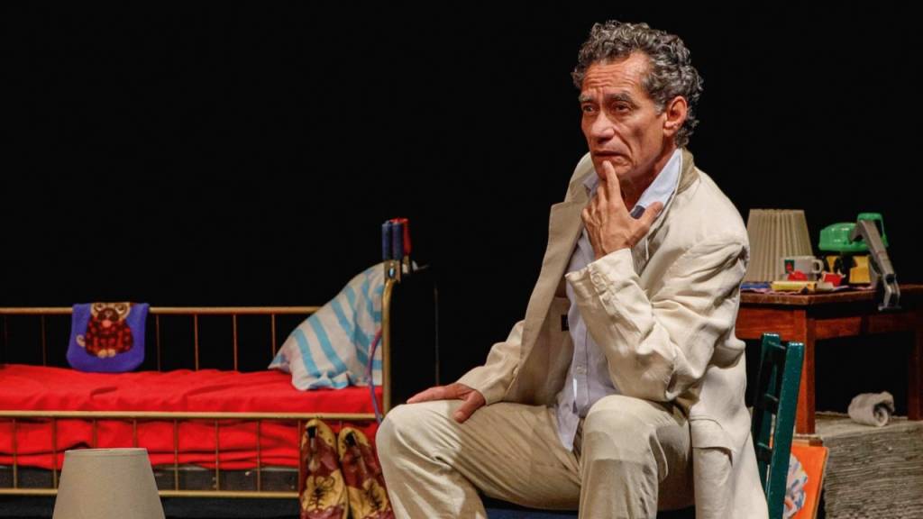 Chico Diaz estreia nova versão do monólogo A Lua Vem da Ásia 14 anos depois