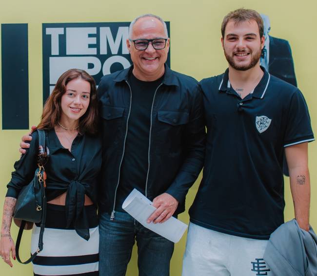 Amauri Soares com o filho Felipe Poeta Soares e a nora Juliana Mello