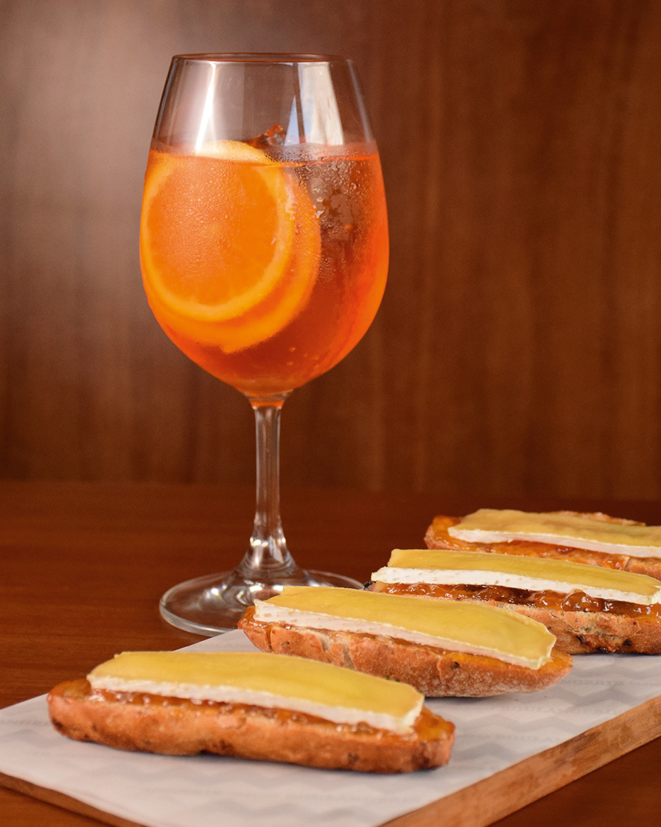 Boulangerie Carioca Tartines de queijo brie com geleia de damasco