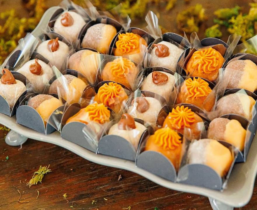 Brigadeiros de limão com suspiro, churros com doce de leite e casadinho