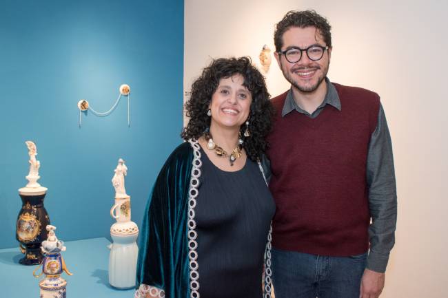 Carol Ambrósio com curador Shannon Botelho .