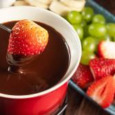 Eleninha: fondues de chocolate e queijo em cartaz para os casais