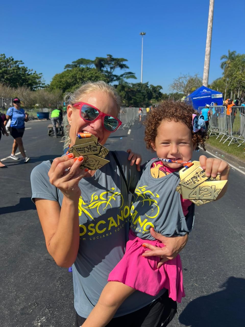 Eu e minha filha, Alice, no fim da Maratona do Rio 2023