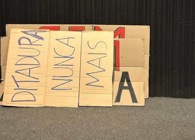 O papelão como cartaz e lembrança de um passado recente