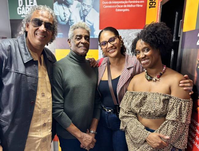 Marcelo Garcia com o tio, Paulo Roberto, Bárbara Reis e Ivy no camarim Léa Garcia