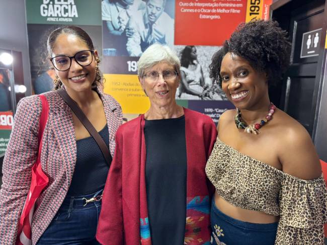 As atrizes da peça com Elisa Larkin, viúva de Abdias do Nascimento