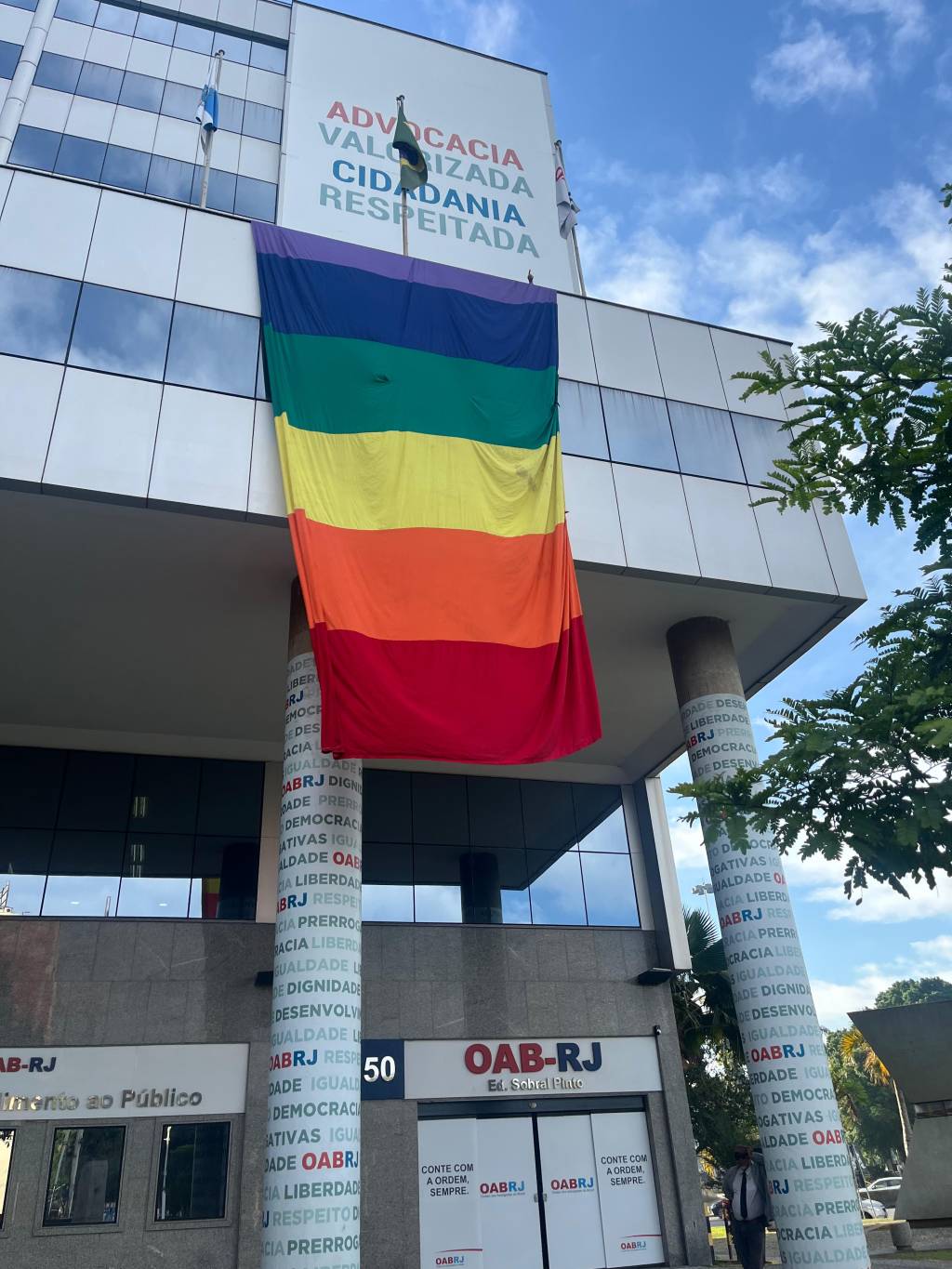 Prédio da OAB-RJ recebe bandeira LGBT+ de 10 metros
