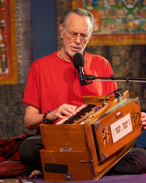 Combinando os tradicionais kirtans indianos com melodias e arranjos contemporâneos, Krishna Das, conhecido como o rock star do yoga por ter levado os mantras dos sagrados templos e centros de ioga para os palcos do mundo.