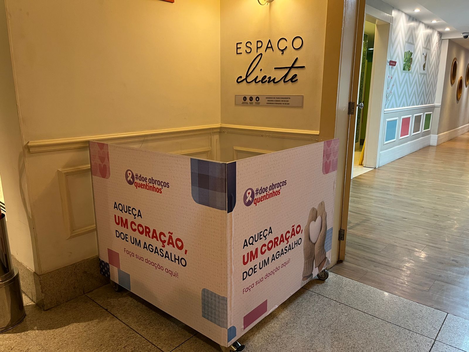 Urna da campanha Doe Abra&ccedil;os Quentinhos est&aacute; instalada no segundo piso