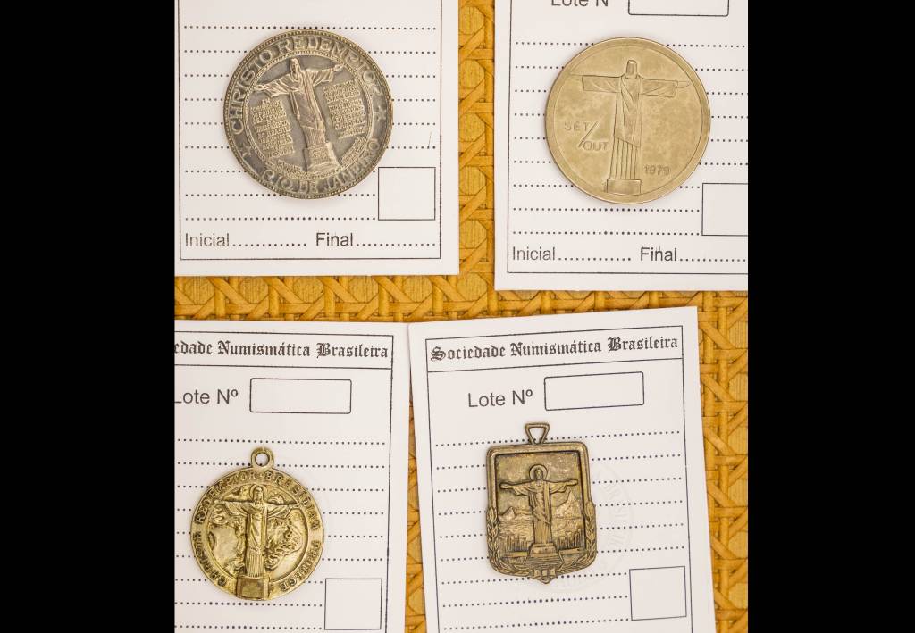 Sociedade Numismática doa 50 peças para acervo do Cristo