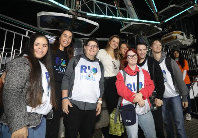 Na fila da roda gigante Cristine Paes e os convidados da RIOinclui