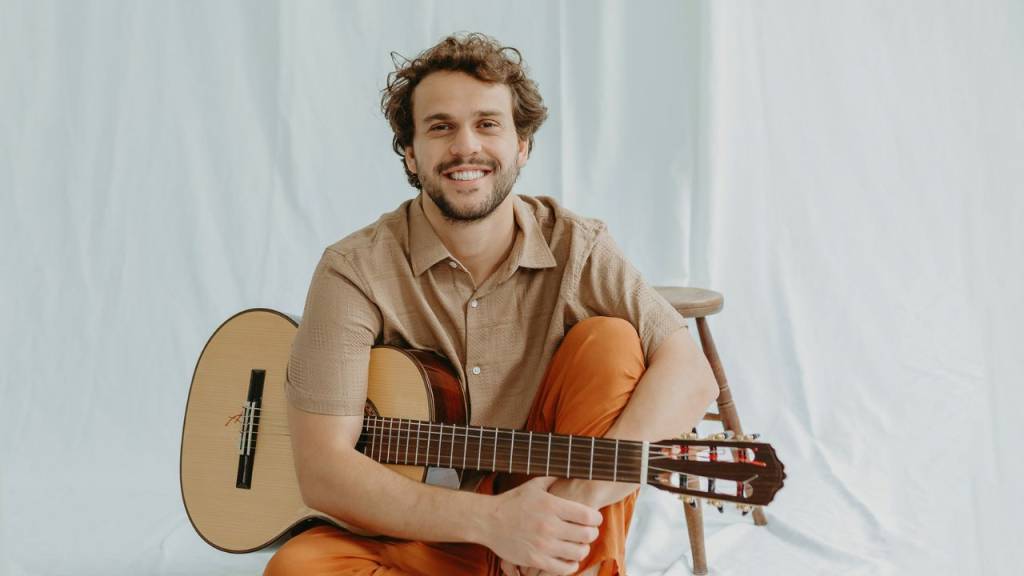 Theo Bial celebra Chico Buarque em disco e se prepara para shows no Japão