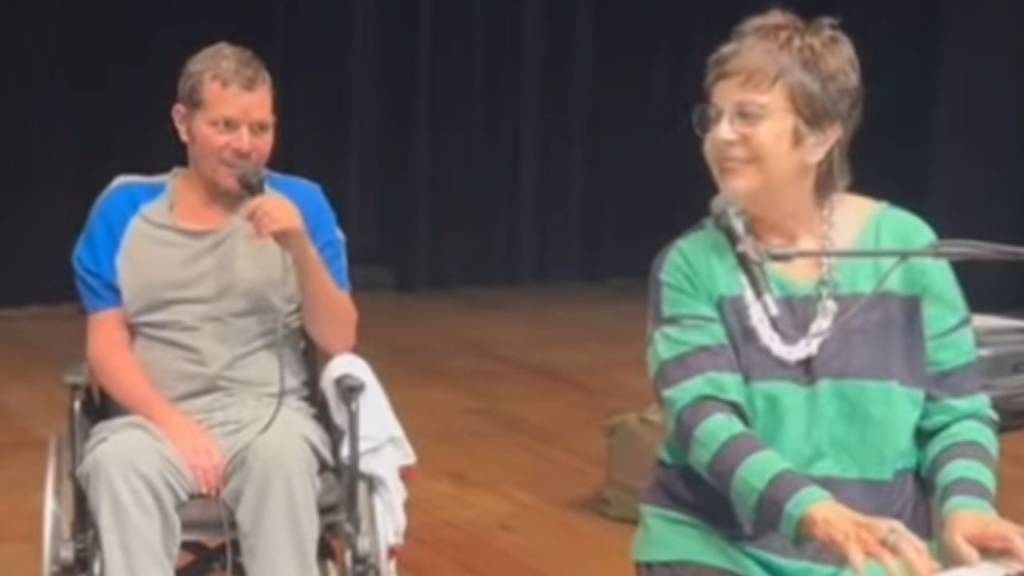 Recuperando-se de AVC, Toni Platão canta em vídeo com Leila Pinheiro