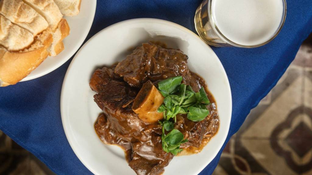 Choperia Cotovelo chega à Rua da Cerveja com homenagens à bebida