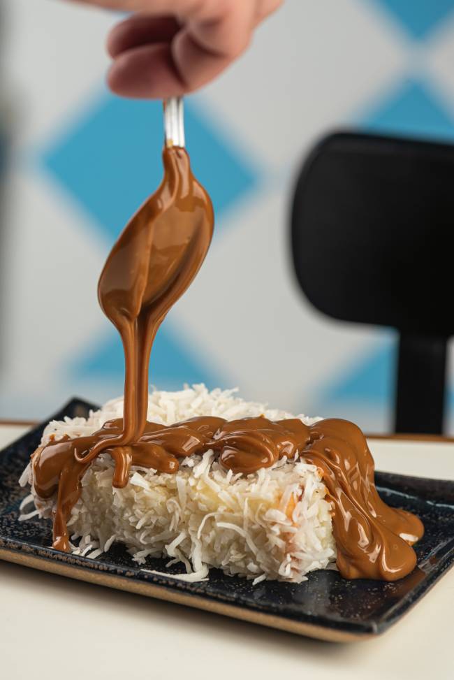 RaizNutéla_Bolo Gelado de Coco_Cred Tomás Vélez.JPG Isso aqui tá bom demais! Bares investem em receitas no clima junino