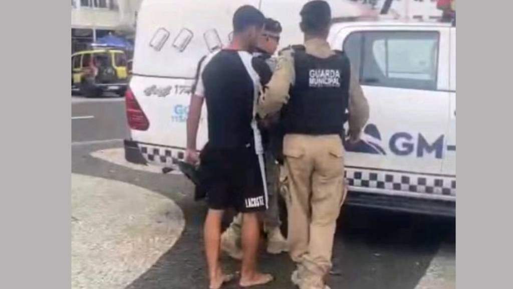 Ambulante é preso por cobrar 191 dólares por dois milhos na praia