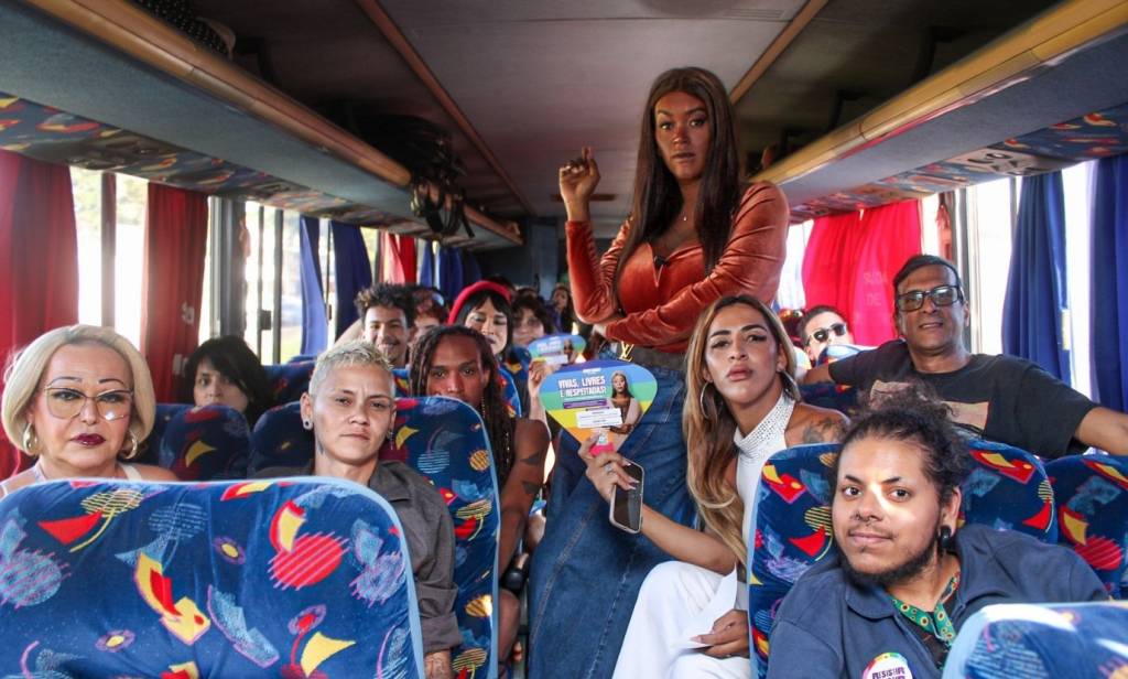 Benny Briolly lidera protesto por proibição de uso de banheiro por trans