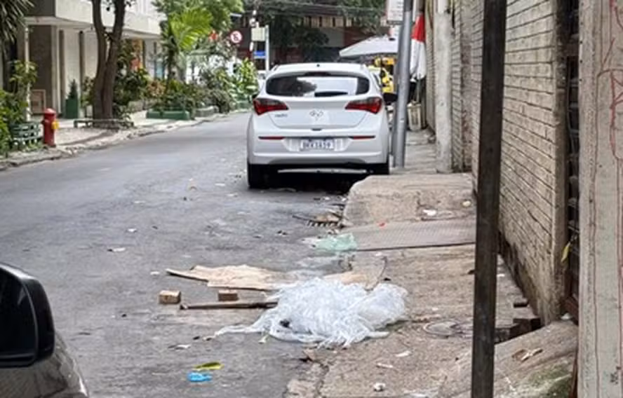Presença de usuários de crack e lixo pela rua viram tormento em Copacabana