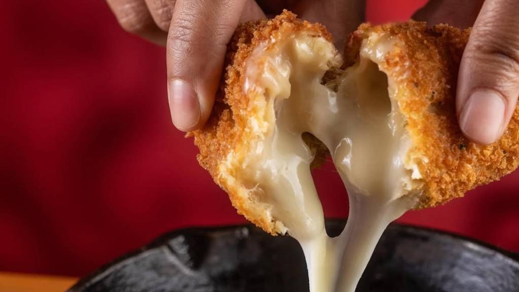 É tudo de queijo nos petiscos macios para a temporada do frio nos bares