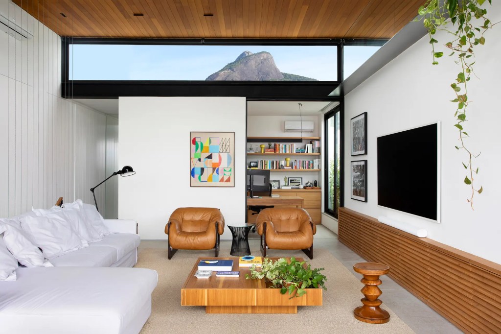 Morro Dois Irmãos é enquadrado nas janelas desta cobertura duplex