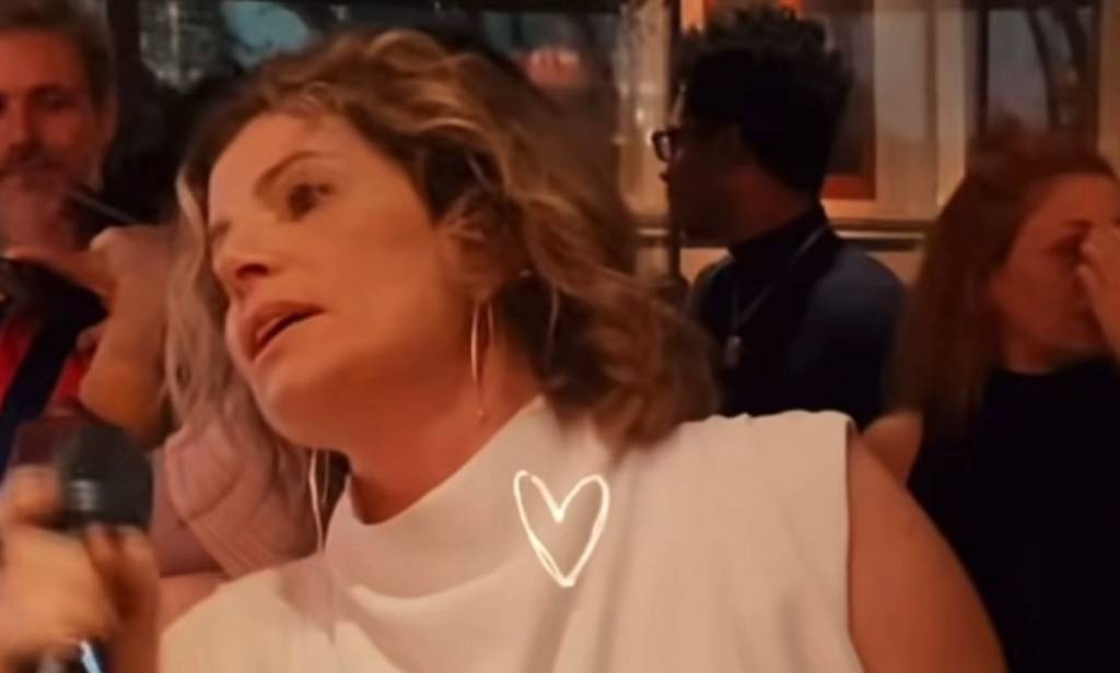 Odete Roitman se joga em roda de samba