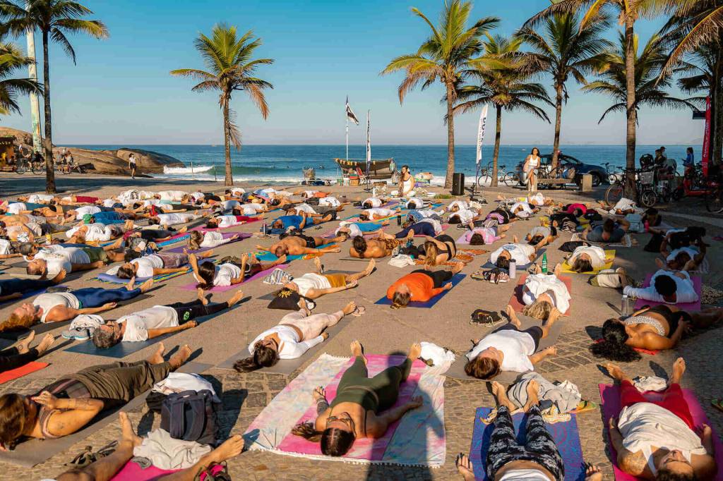 Aulão de ioga no Arpoador: não chegue com energia de quem fez noitada!