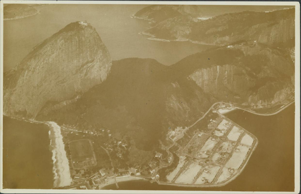 Foto aérea do então novíssimo e aterrado bairro da Urca, em 1930