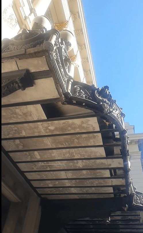 Imagem da marquise da lateral do Municipal, com desfalques na parte interna