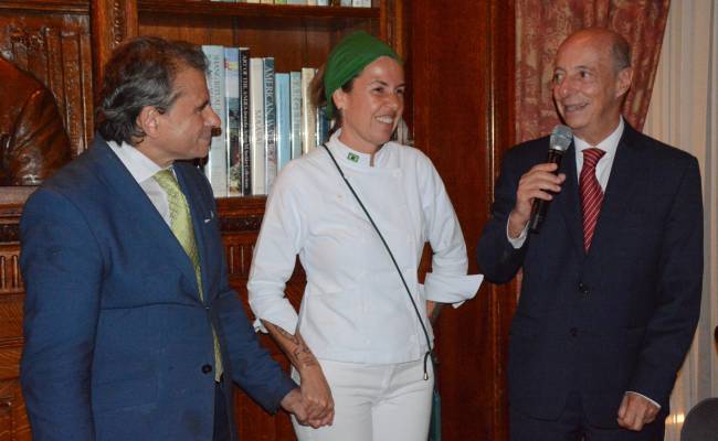 Chef Raymond Holanda, do The Lotos Club, com a chef Morena Leite e o embaixador Adalnio Senna Ganem