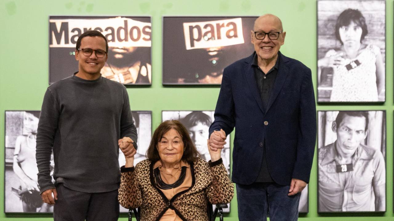 Cristiano Vasconcelos, diretor executivo do Museu do Amanhã, com a artista Claudia Andujar e o curador Paulo Herkenhoff