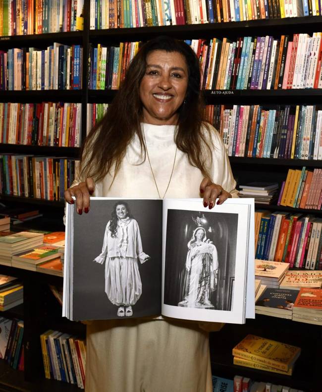Regina Casé mostra a sua participação no livro