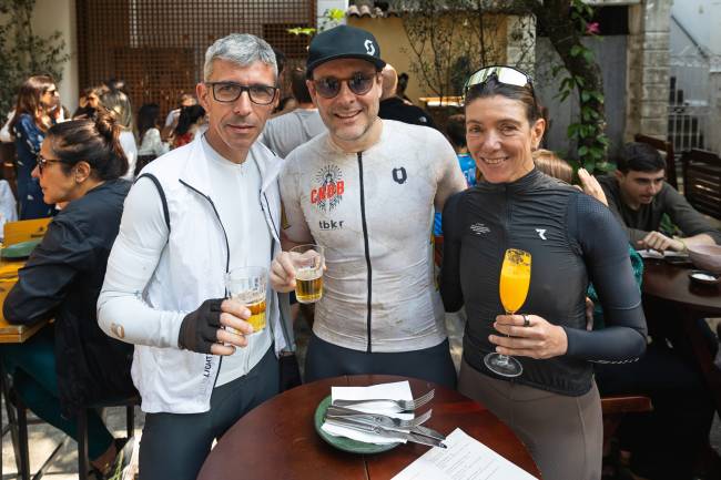 Calçada cheia e público heterogêneo na coffee party do Eleninha: alguns vieram direto da pedalada.