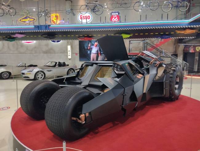 Réplica do Batmóvel comprada por Neymar