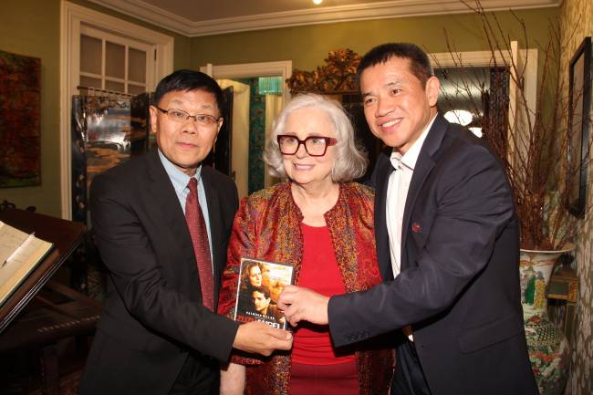 Hildegard Angel entre os chineses Li Bo e Huang Yehua