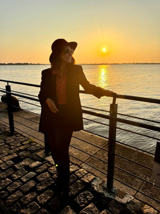 Renata Araujo no Pôr do Sol no Embarcadero, em Porto Alegre