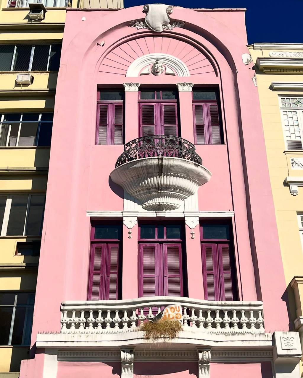 Rafael Bokor: Sobrado rosa no Catete está à espera de um dono