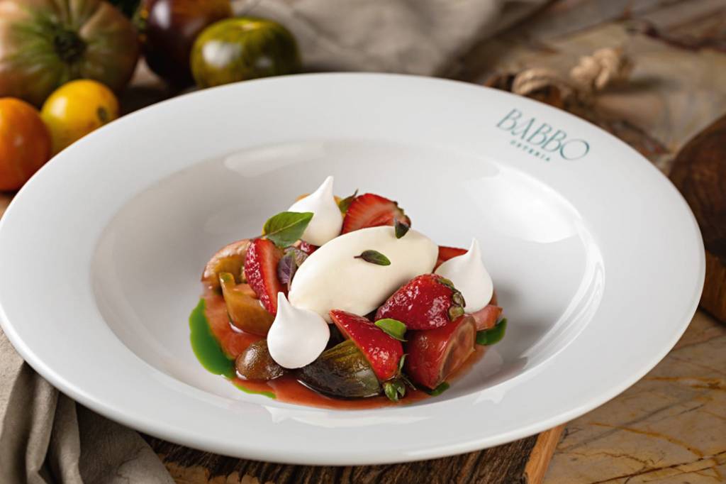 Julia Guimarães tomates e morango do Babbo – Rodrigo Azevedo.jpg Sobremesa da Baboo