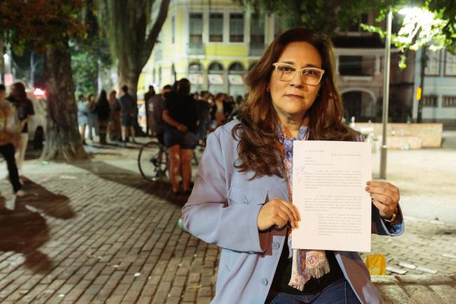 Laranjeiras – Isabel Franklin exibe o abaixo-assinado na Praça São Salvador. Foto de Felipe Bezerra.jpg Praça São Salvador: presidente da associação de moradores local, Isabel Franklin, organizou abaixo-assinado