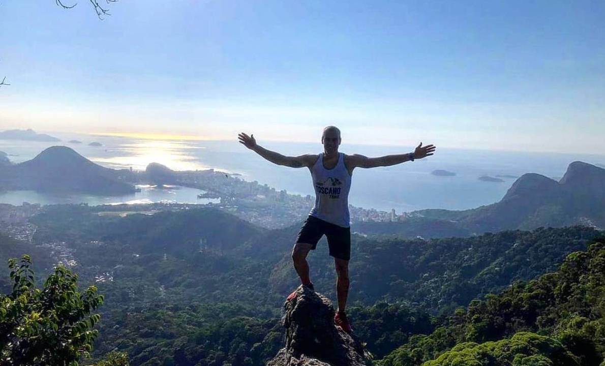 O treinador e ultramaratonista Gustavo Tommasi e a vista da cidade do Rio do alto