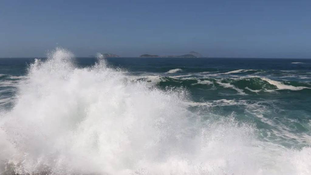 Ressaca que interditou a orla do Leblon vai continuar nesta quarta (30)