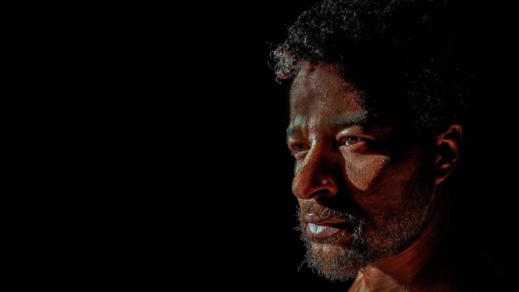 Bruce Gomlevsky dirige espetáculo inspirado em livro de Luiz Antonio Simas