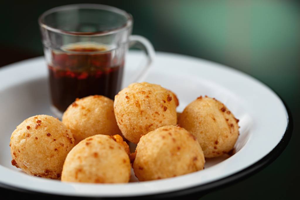 SuruBar_Pão de queijo frito_foto Rodrigo Azevedo (1) (1).jpg Pão de queijo frito do Suru Bar: criação de Roberta Antonia