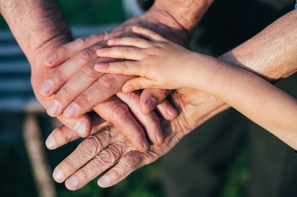 Cuidando dos pais e dos filhos, “geração sanduíche” acumula tarefas