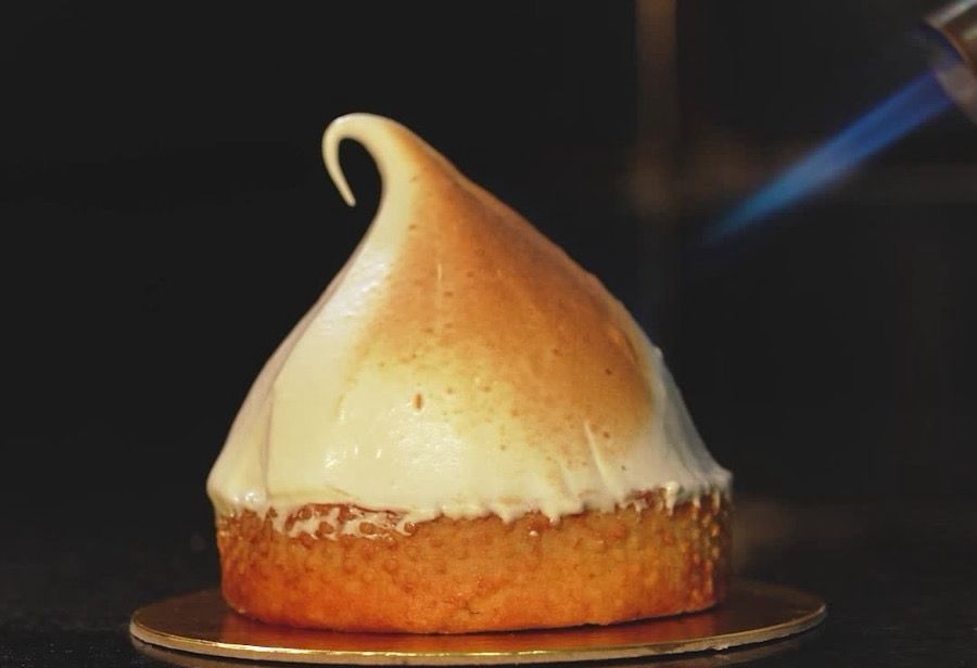 Tarte Lemon Pie - massa sablée crocante, lemon curd, geleia de frutas vermelhas e cobertura de merengue italiano