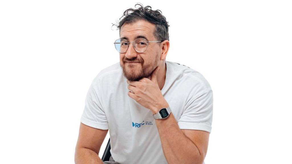 Afonso Padilha estreia stand-up com humor afiado sobre a vida adulta